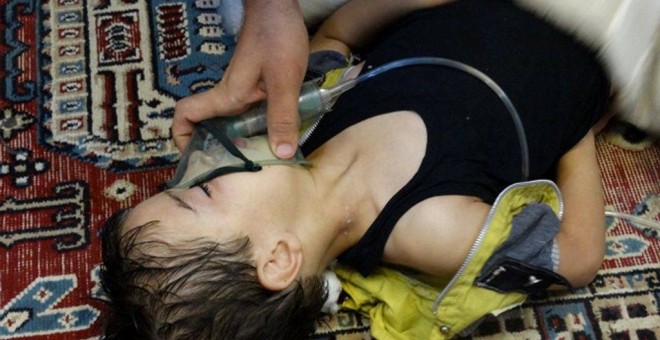 Un menor afectado por gases químicos durante uno de los ataques que sufrió Siria, espera recuperarse a través de ls inhalación de oxígeno / REUTERS