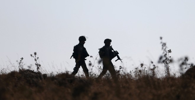 Policías israelíes de frontera, cerca del campo de refugiados palestinos de Jalazoun, cerca de Ramala. REUTERS/Mohamad Torokman