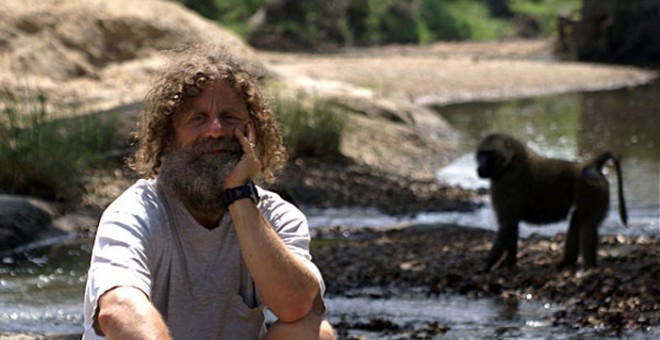 Robert Sapolsky, en el Serengueti. UNIVERSIDAD DE STANDFORD