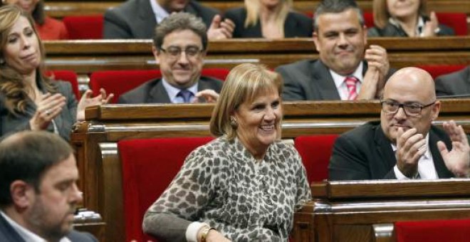 Núria de Gispert recibe el aplauso del hemiciclo tras haber sido reelegida como presidenta del Parlament. (Andreu Dalmau / EFE)
