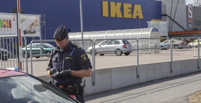 Un coche de la policía en frente de una tienda de Ikea en Västerås, Suecia./ REUTERS