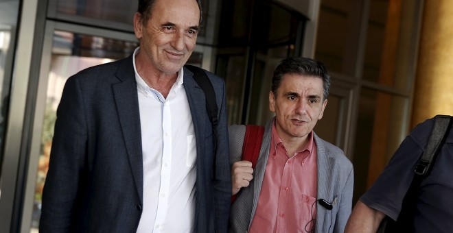 El ministro griego de Economía, George Stathakis, y el de Finanzas, Euclid Tsakalotos, a la salida del hotel de Atenas donde han estado negociando con la troika el tercer rescate. REUTERS/Alkis Konstantinidis