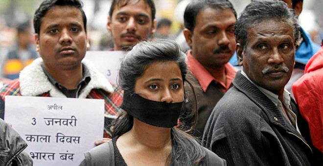 Imagen de una de las manifestaciones en Nueva Delhi por la violación y muerte de una joven en 2013.- AFP