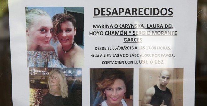 Un cartel anuncia la desaparición en Cuenca de dos amigas mayores de edad, Marina Okarynska y Laura del Hoyo Chamón y de un joven que está relacionado con ellas Sergio Morante Garces./ EFE