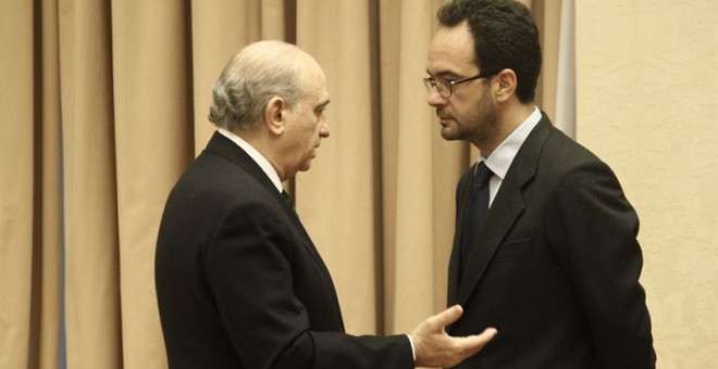 Foto de archivo del ministro del Interior, Jorge Fernández Díaz, conversando con el portavoz parlamentario socialista Antonio Hernando. E.P.