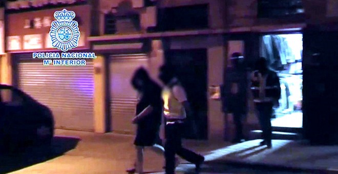 Imagen de un video facilitado por la Policía Nacional de la detención de un hombre de nacionalidad española que vendía, a través de una tienda on line, prendas de vestir con emblemas yihadistas. EFE