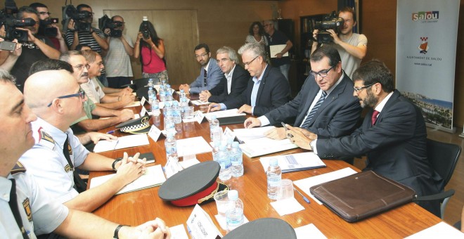 Imagen de la reunión del conseller de Interior de la Generalitat, Jordi Jané, con el  director general de los Mossos d'Esquadra, Albert Batlle, el alcalde de Salou, Pere Granados, y otros responsables de los cuerpos de seguridad, celebrada tras los suceso