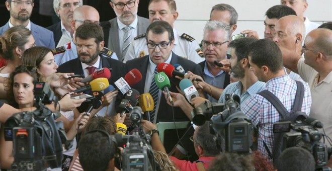 El conseller de Interior, Jordi Jané, atiende hoy a los medios tras la reunión de la Junta de Seguridad Local extraordinaria en Salou./ EFE