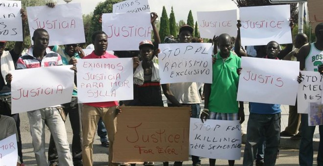Unos doscientos senegaleses se manifestaron por las calles de Salou (Tarragona) para protestar por la muerte de uno de sus compatriotas- EFE
