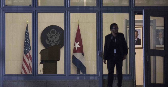 Un hombre abandona la embajada estadounidense este jueves, un día antes de su reapertura oficial. REUTERS