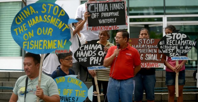 Manifestantes filipinos protestan contra las obras de Pekín en el Mar del Sur de China.- AFP