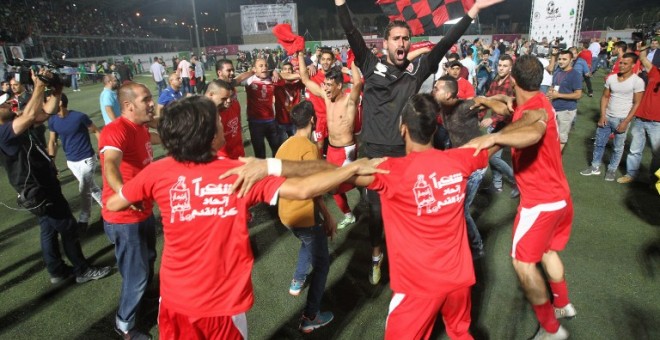 Aficionados palestinos celebran la victoria del Ahly de Hebrón. - AFP