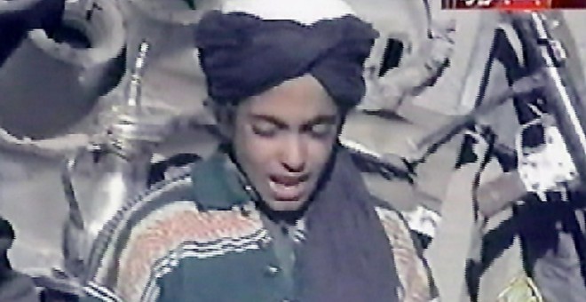 Fotografía de Hamza Bin Laden sacada de un vídeo publicado en noviembre de 2001. - AFP