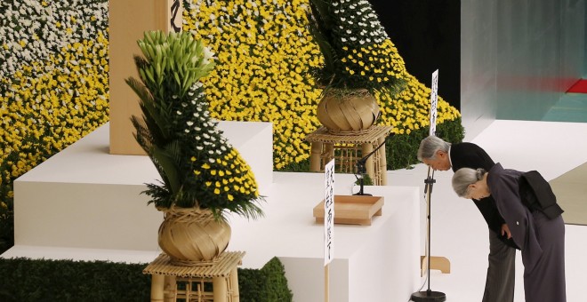 El emperador japonés Akihito y la emperatriz Michiko se inclinan en el altar para rendir homenaje a los fallecidos en la Segunda Guerra Mundial durante el 70 aniversario de la rendición de Japón./ REUTERS