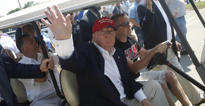 El multimillonario Donald Trump llega al Iowa State Fair en un coche de golf.- REUTERS
