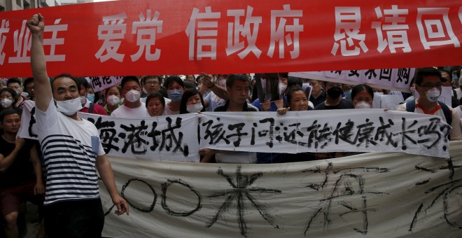 Doscientas personas han protestado este lunes en Tianjin para reclamar al Gobierno chino mayores compensaciones. REUTERS