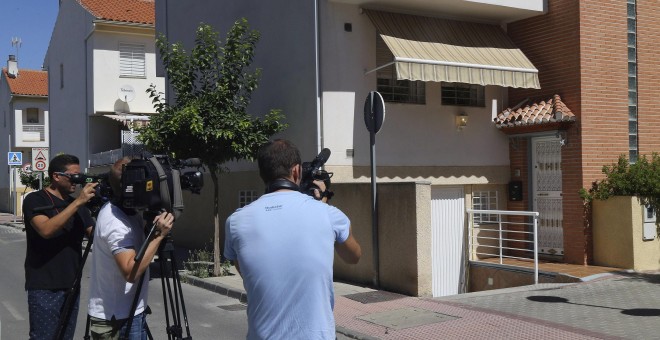 Varios cámaras toman imágenes de la vivienda en el número 1 de la calle Alberto Sola del municipio de Armilla en Granada, donde esta mañana un hombre de 72 años ha matado, supuestamente, a su esposa de 68 cuyo cadáver ha sido encontrado con un hachazo tra