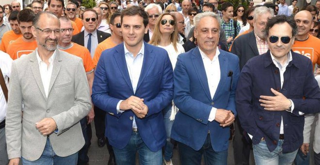 El portavoz de Ciudadanos en Valladolid, Jesús Presencio (2i), acompañado de Albert Rivera y otros miembros del partido en Castilla y León, en la campaña del pasado 24-M. Archivo EFE