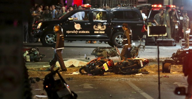 Los expertos y responsables de la seguridad de la ciudad de Bangkok inspeccionan el lugar de una explosión en el centro. REUTERS