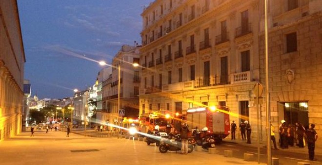 'Finalizamos el día con los bomberos en @Congreso_Es ...tras quedarnos dos veces sin luz y oler a humo....bomberos!!', tuiteaba la diputada conservadora Ana Vázquez acompañando esta imagen.