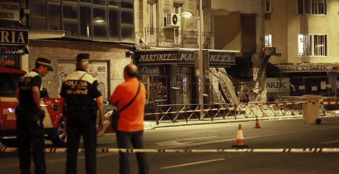 La Policía Municipal acordona la zona junto al número 1 de la calle Amalia, en el madrileño distrito de Tetuán./ EFE