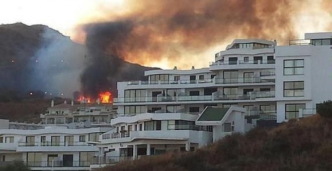 Imagen de las llamas en la urbanización Riviera del Sol. / @Ashley_JG