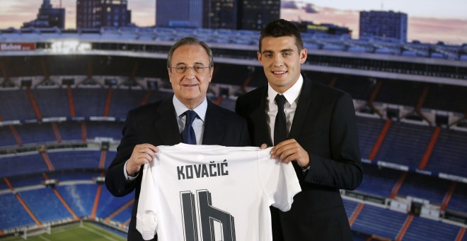 El mediocentro croata Mateo Kovacic acompañado por el presidente del Real Madrid, Florentino Pérez, durante su presentación como nuevo jugador del club blanco. EFE/Juan Carlos Hidalgo