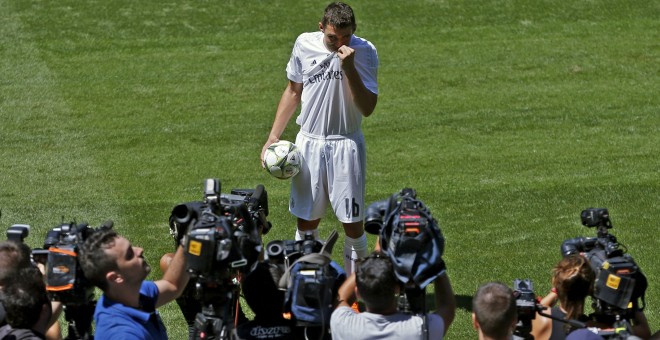 El último fichaje del Real Madriod, ya de blanco, pisa por primera vez el cesped del Santiago Bernabeu. REUTERS/Juan Medina