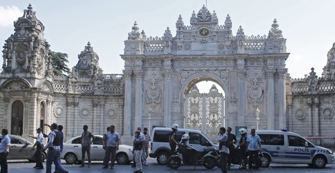 Policías en la entrada del Palacio Dolmabahçe en Estambul, después del tiroteo protagonizado por dos individuos, cuya identidad no ha sido revelada. REUTERS/Murad Sezer