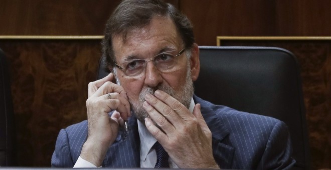 El presidente del Gobierno, Mariano Rajoy, durante el pleno del Congreso donde hoy se debate el tercer programa de ayudas a Grecia y la contribución española, cifrada en 10.148 millones de euros. EFE/Emilio Naranjo