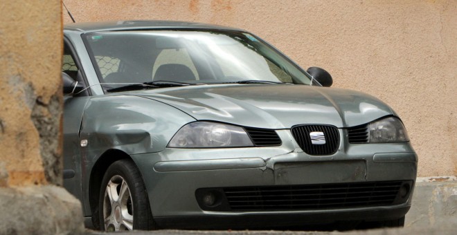 El vehículo de Sergio Morate, sospechoso del doble asesinato de Cuenca, un Seat Ibiza de color verde, permanece custodiado en la comisaría de la localidad rumana de Lugoj.EFE/Dragos Bota