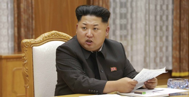 Kim Jong Un, en la reunión de emergencia de la Comisión Militar Central del Partido del Trabajo de Corea en la que ha declarado el estado de preguerra. REUTERS