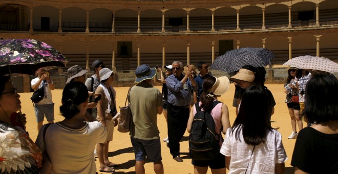 Un grupo de turistas asiáticos visita la plaza de toros de Ronda (Málaga). REUTERS/Jon Nazca