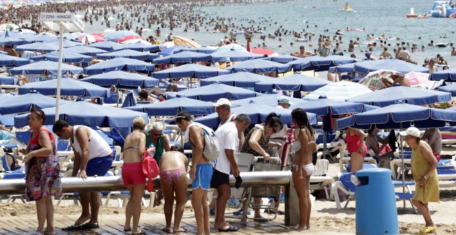 La playa de Benidorm (Alicante) abarrotada de turistas. REUTERS/Heino Kalis