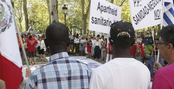 Integrantes de la Plataforma de Inmigrantes de Madrid junto a la 'marea blanca'. EFE