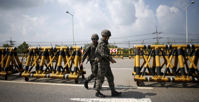 Soldados surcoreanos caminan junto a las barricadas al sur de la zona desmilitarizada que separa las dos Coreas, en Paju, Corea del Sur.- REUTERS
