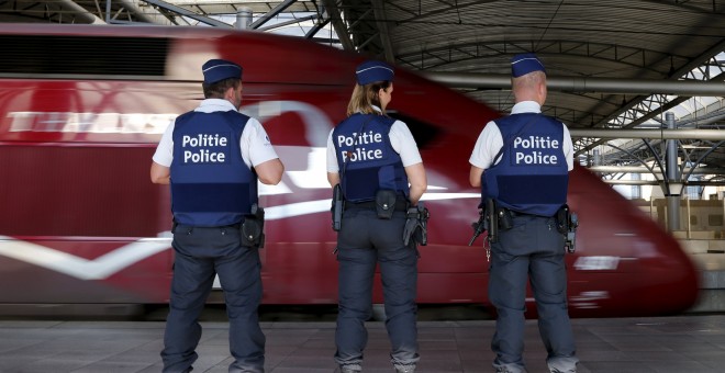 Policías belgas en la estación de trenes de Bruselas.- REUTERS