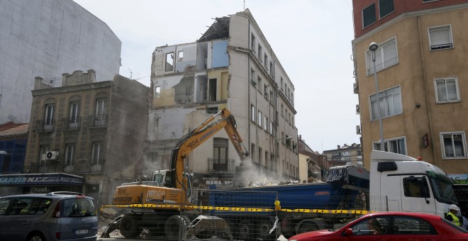 Labores de desescombro en el edificio de la calle Amalia, en el distrito de Tetuán (Madrid), que se derrumbó esta semana. EFE/Fernando Alvarado