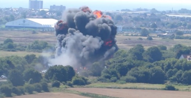 Imagen de la columna de humo provocada por el avión Hawker Hunter, tras  estrellarse contra varios coches en una exhibición aérea al sur de Inglaterra. YOUTUBE