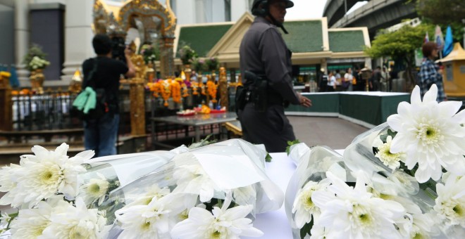 Un policía tailandés patrulla la zona turística de Bangkok escenario del reciente atentado que provocó la muerte de una decena de personas. EFE/EPA/NARONG SANGNAK