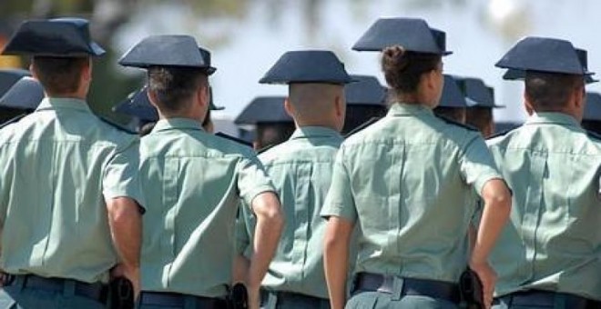 Agentes de la Guardia Civil en formación. EFE