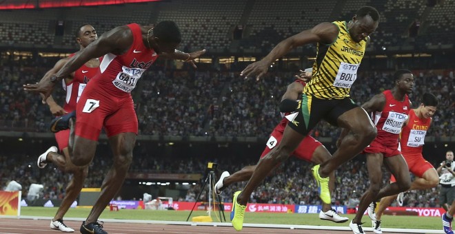 Usain Bolt supera a Justin Gatlin en los 100 metros lisos del Mundial de Atletismo de Pekín. REUTERS/Kai Pfaffenbach