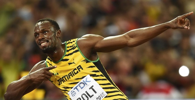 Usain Bolt, en la pista del Estado Olímpico de Pekín, celebra con su pose habitual su victoria en la carrera de 100 metros lisos. REUTERS/Dylan Martinez