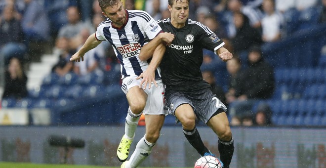 El defensa Cesar Azpilicueta disputa un balón con el jugador del  West Brom's James Morrison. REUTERS / Carl Recine