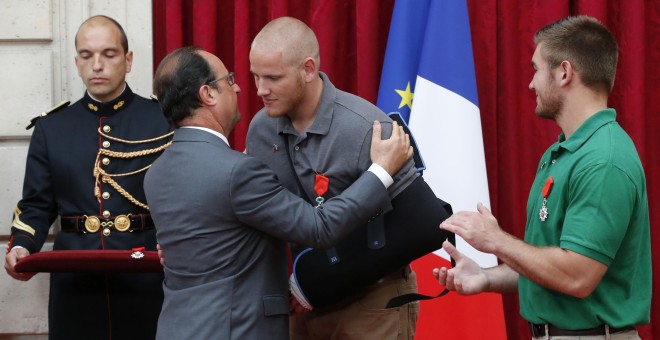 Francois Hollande condecora con la Legión de Honor a los ciudadanos que evitaron el atentado del Thalys. /REUTERS