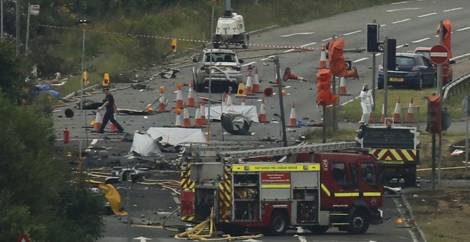 Los servicios de emergencias trabajando en la zona donde se estrelló un avión militar el sábado en Inglaterra. /REUTERS