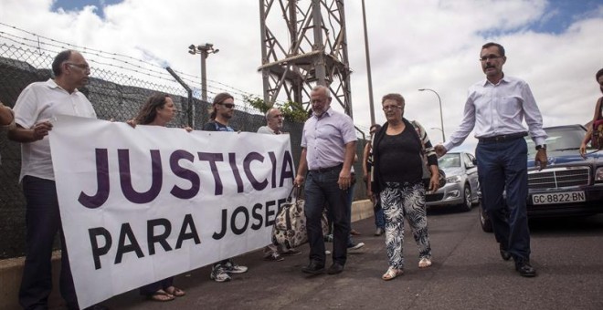 Josefa Hernández (c), de 62 años, a su llegada al centro penitenciario de Tahíche (Lanzarote), acompañada del presidente del Cabildo majorero, Marcial Morales (d), y el alcalde de Betancuria, Marcelino Cerdeña (i), entre otros. La vecina de Betancuria (F