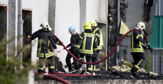 Los bomberos alemanes entran en el edificio incendiado en Neuen, cerca de Berlín, que estaba siendo habilitado para ser un centro para refugiados. REUTERS/Axel Schmidt