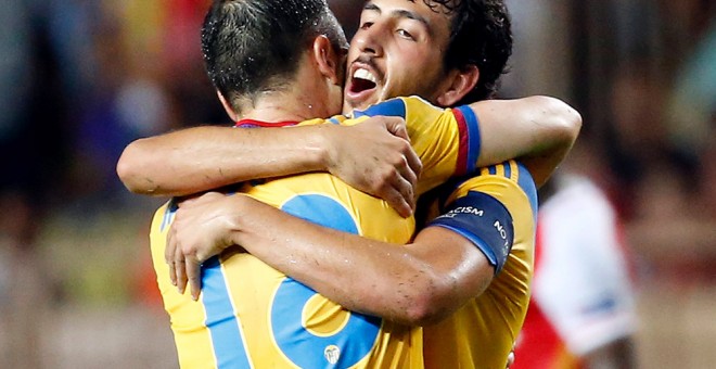 El capitán del valencia, Daniel Parejo, abraza a su compañero Javier Fuego.- ERIC GAILLARD (REUTERS)