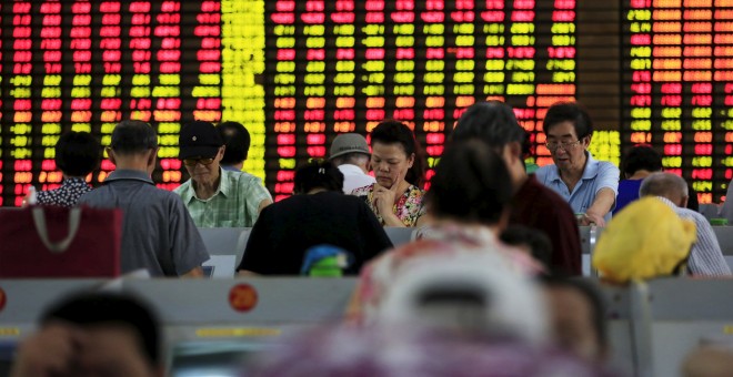Inversores observan la evolución de los valores en la Bolsa de Shangái. /REUTERS